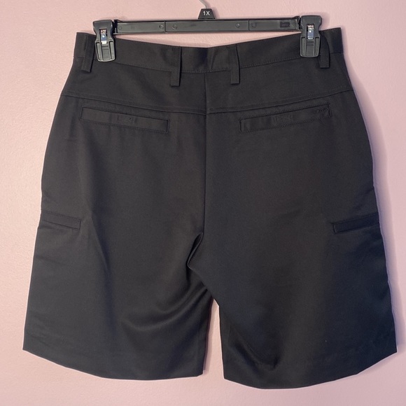 IZOD - XFG Perform X - Size W32 Black Cargo Golf, Sailing Shorts - Picture 2 of 7
